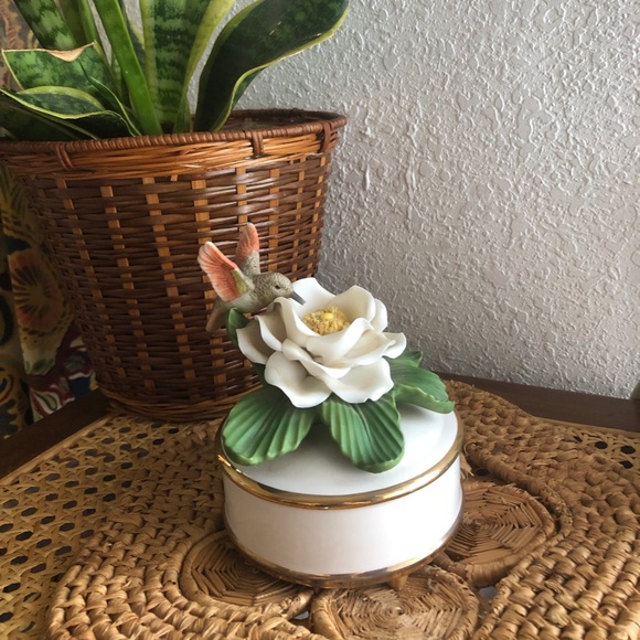 Hummingbird on Gardenia Porcelain Teleflora Music Box - Picture 8 of 11